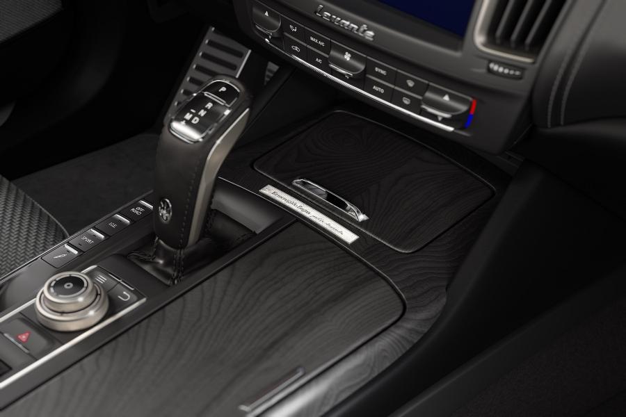 Детали интерьера Maserati Levante S Q4 GranSport Zegna PELLETESSUTA 2019 года  (фото 13 из 14)